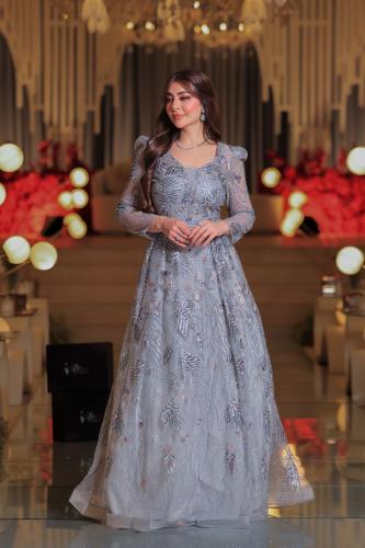 فستان سهرة فضي بتطريز لامع وتصميم ملكي بأكمام شفاف...