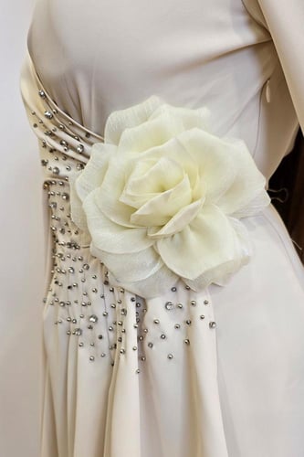 فستان سهرة أبيض بأكمام طويلة مزين بالكريستال والور...