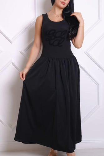 فستان أسود أنيق بتصميم كلاسيكي بسيط ولمسة فخامة