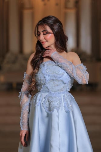 فستان أزرق فاتح ملكي بتنورة منفوشة وتطريز ناعم وأك...