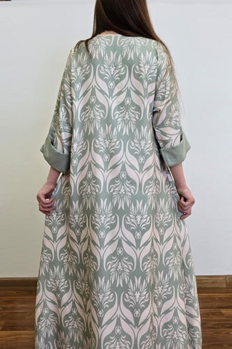 جلابية الأخضر الفاتح بتطريز اللؤلؤ والتفاصيل الراق...