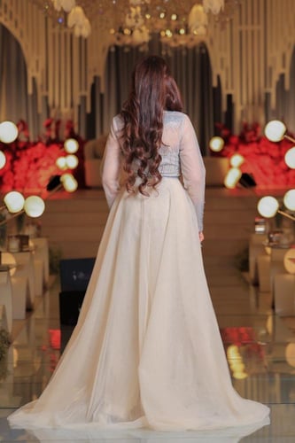 فستان ملكي بيج مطرز بلمعة فضية مع كاب منفصل – من ق...