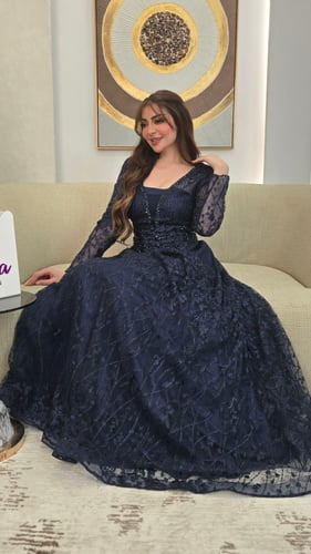 عمق الليل فستان دانتيل كحلي مطرز بأكمام طويلة