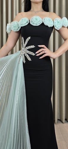 فستان الورود التركوازية بلمسة المينت الملكية