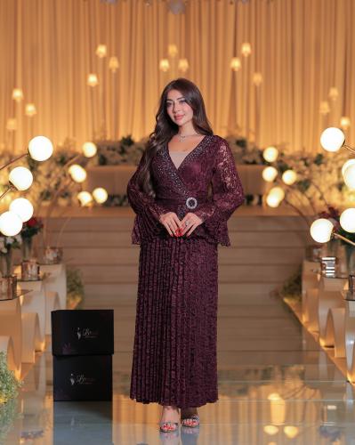 فستان سهرة عنابي بالدانتيل والبليسيه مع إبزيم كريستالي