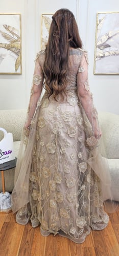 فستان الفخامة الشفاف بتطريزات وردية ذهبية ولمعة لؤ...