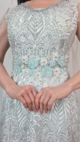 فستان الجليد الفاخر يتصميم ملكي بتناثر الكريستال و...