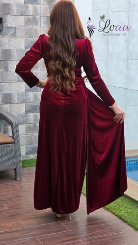 فستان السهرة المخملي العنابي بتطريز كريستالي فاخر