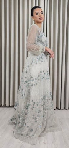 فستان سهرة أبيض فضي مطرز بالترتر مع تطريز أزهار زر...