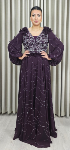 فستان سهرة بنفسجي مطرز بالترتر مع ورود بارزة وأكما...