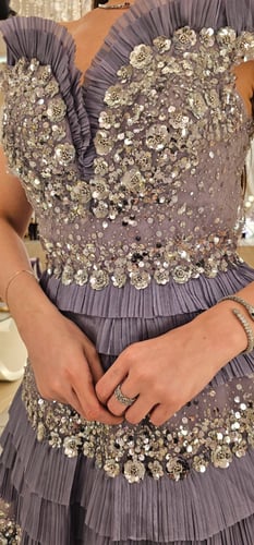 فستان بليسيه بنفسجي فاتح مطرز يدويًا بالترتر الفضي