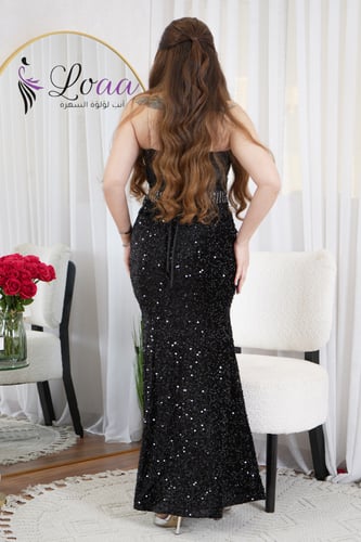 فستان سهرة أسود لامع مع حزام بريق وتصميم عصري