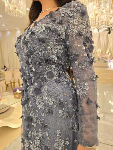 فستان سهرة رمادي مزين بالزهور ثلاثية الأبعاد وتطري...