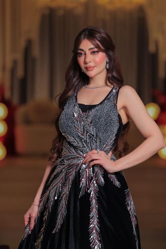 فستان السحر الأسود بالتطريز الفضي والأحمر