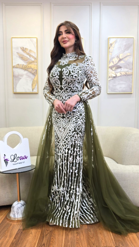 فستان باللون الزيتوني بتطريز ساحر وفصوص لامعة