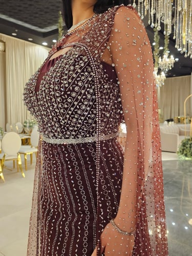 فستان الملكة العنابي المرصع بالكريستال