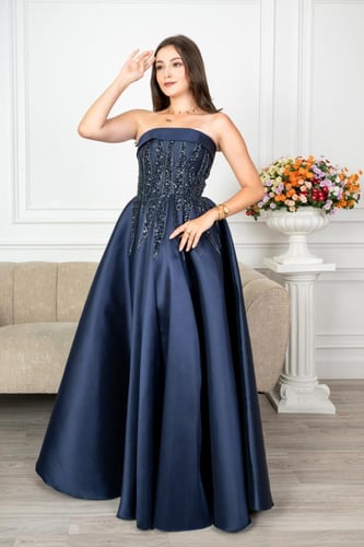 فستان سهرة مميز باللون الكحلي مع تفاصيل لامعة بأكم...