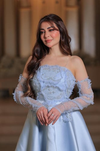 فستان أزرق فاتح ملكي بتنورة منفوشة وتطريز ناعم وأك...