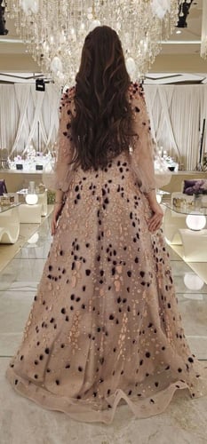 فستان سهرة تول بلون وردي فاتح مطرز بحبيبات مخملية...