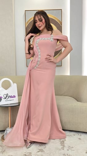 فستان وردي بتطريز فاخر وشيفون منسدل