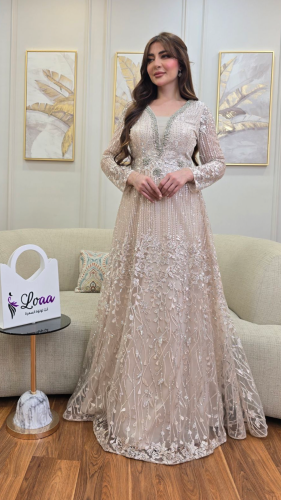 الفستان الملكي الفاخر بتطريز فضي وبقصة ملكية