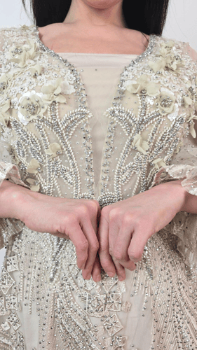 فستان نغم اللؤلؤ لمسة ملكية بتفاصيل فاخرة وتطريز س...