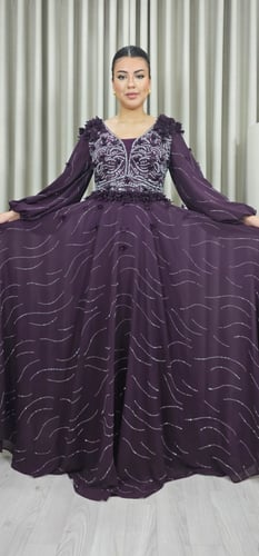 فستان سهرة بنفسجي مطرز بالترتر مع ورود بارزة وأكما...