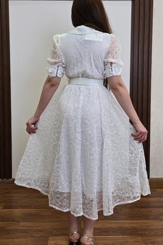 فستان الدانتيل الأبيض بأكمام قصيرة منفوخة وتصميم أ...