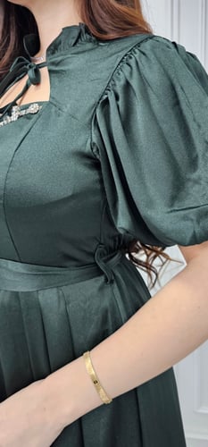 فستان زمردة بليسيه الملكي بفتحة عنق وأربطة ناعمة