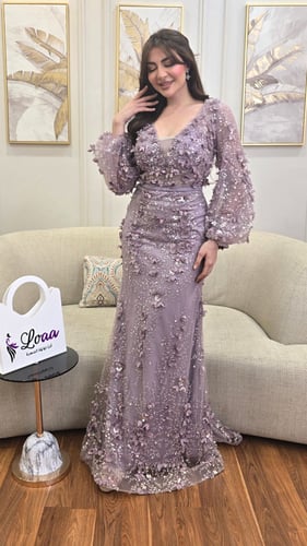 فستان سهرة فخم مزين بزهور أنيقة وأكمام بتصميم مميز