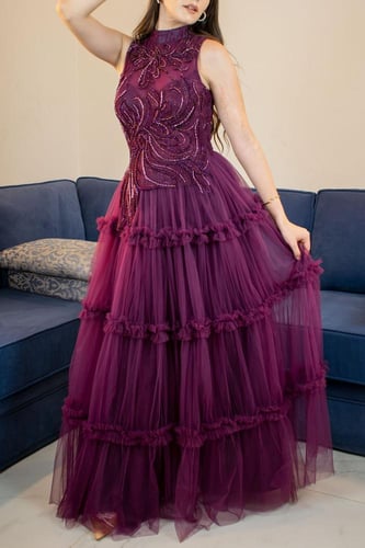 فستان سهرة من التول الأرجواني المزخرف بالخرز مع طب...