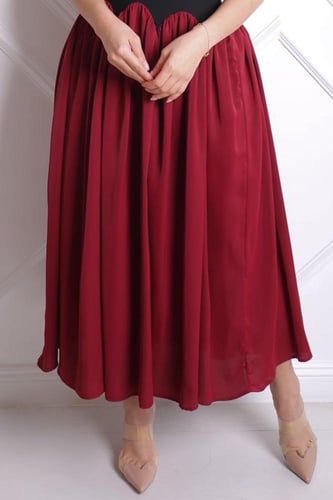 فستان أنيق بلون أسود وأحمر بتنورة منسدلة لمظهر راق...