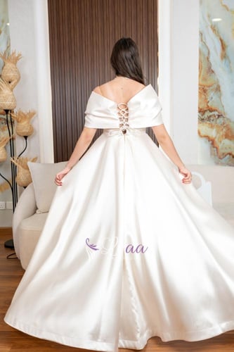 فستان سهرة مميز باللون السكري مع تفاصيل لامعة وقصة...