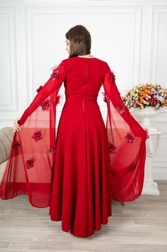 فستان سهرة أحمر طويل مع أكمام شفافة وزهور مزخرفة