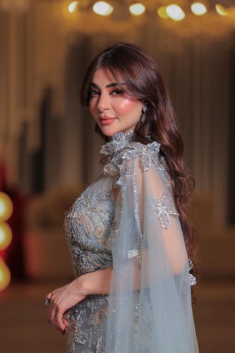 فستان التول السماوي الملكي بتطريز لامع وطرحة شفافة