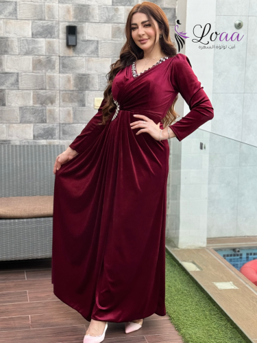 فستان السهرة المخملي العنابي بتطريز كريستالي فاخر