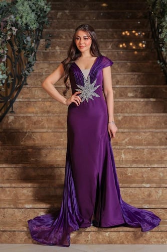 فستان بنفسجي ملكي بتصميم مطوي وتفصيل نجم فضي فاخر