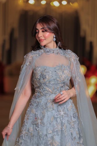 فستان التول السماوي الملكي بتطريز لامع وطرحة شفافة