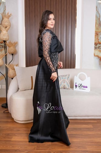 فستان سهرة أسود فخم مزخرف بالخرز مع ذيل طويل سادة