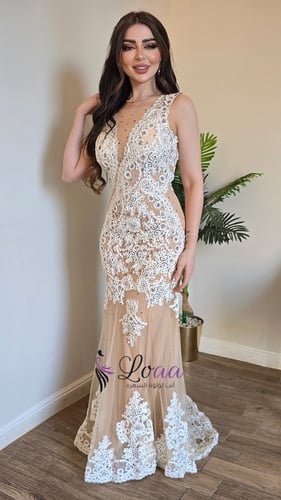 فستان دانتيل فاخر بقصة حورية البحر وتصميم شفاف