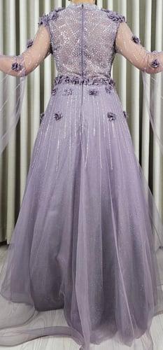 فستان سهرة بنفسجي مطرز بالترتر مع ورود ثلاثية الأب...