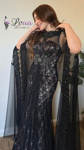فستان سهرة أسود فاخر بكاب شفاف وتطريزات ملكية