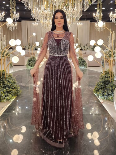 فستان الملكة العنابي المرصع بالكريستال