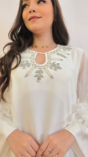 فستان أبيض بالريش الفاخر بحزام للمناسبات الراقية