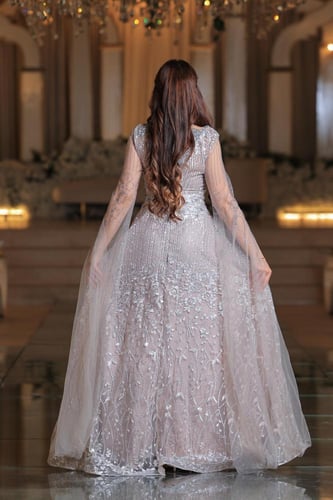 فستان سهرة فخم بلون لحمي مع تطريز فاخر وأكمام شفاف...