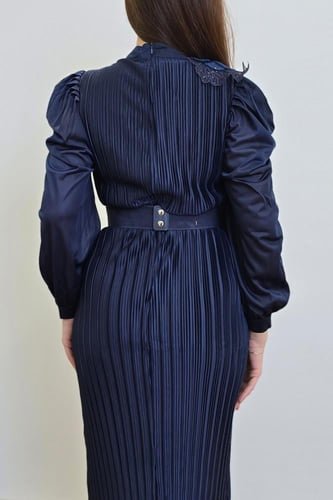 فستان كحلي بكسرات وأكمام منفوخة مع حزام كريستالي أ...