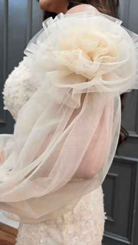 فستان سهرة ناعم بأكمام منفوشة باللون السكري