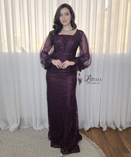 فستان دانتيل أرجواني فاخر بأكمام شفافة