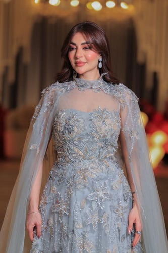 فستان التول السماوي الملكي بتطريز لامع وطرحة شفافة