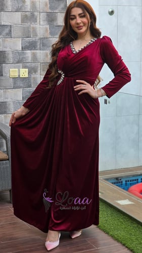 فستان السهرة المخملي العنابي بتطريز كريستالي فاخر